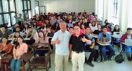 Memperkenalkan OpenSID kepada mahasiswa UNSRAT, Manado, tahun 2019. Foto Eddie Ridwan. 