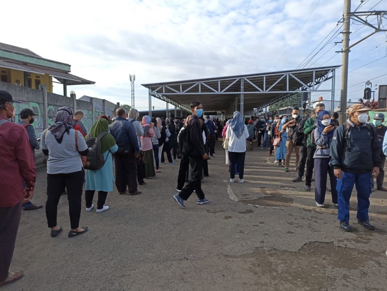 Antrean penumpang di Stasiun Bojonggede, Kabupaten Bogor (foto by widikurniawan)