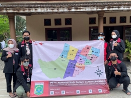 Dokumentasi Penyerahan Hasil Peta Dusun Gunungpandak (30/11/2021). Foto Dok PMM UMM Gel.15 Kel.90 