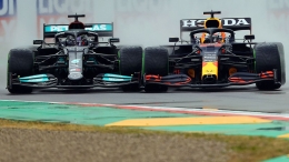 Persaingan Hamilton dan Verstappen berlanjut di dua balapan F1 terakhir. Photo: F1. 