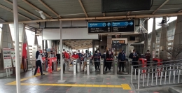 Antrean penumpang di Stasiun Citayam dengan sistem buka tutup (foto: dokumen pribadi)