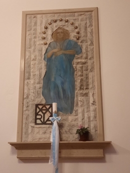                     Sebuah lilin Roratka diletakkan di depan ikon Bunda Maria (Dokpri).