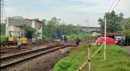 Image caption - Perlintasan kereta api, tempat terjadinya kecelakaan yang mengenggut 20-an nyawa - beritatrans.news