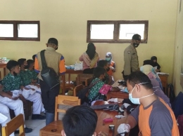 Gambar 3. Vaksinasi Covid-19 di SMP Ma'arif Nu Paguyangan (Dokpri) 