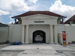 Tampilan halaman utama Museum Benteng Vredeburg Yogyakarta sedang direnovasi (Foto oleh Yasinta Nur Laila Shafa)