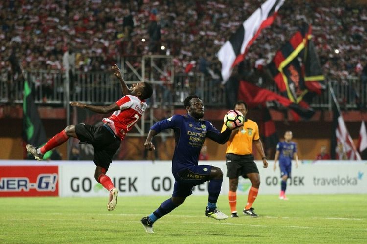 Michael Essien saat memperkuat Persib menghadapi Madura United di Liga 1 musim 2017. (Foto: juara.net/Suci Rahayu)