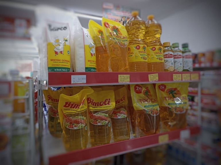 Tak lagi banyak pilihan minyak goreng di minimarket (foto by widikurniawan)