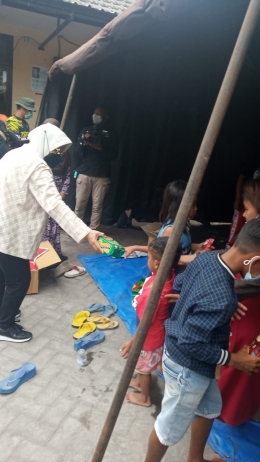 Mensos Risma memberikan kebutuhan pangan dan perlengkapan anak masyarakat korban erupsi Semeru (dokpri Bunda Najwa)