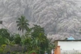 Awan panas guguran yang keluar dari Gunung Semeru, Jawa Timur (kompas.com)