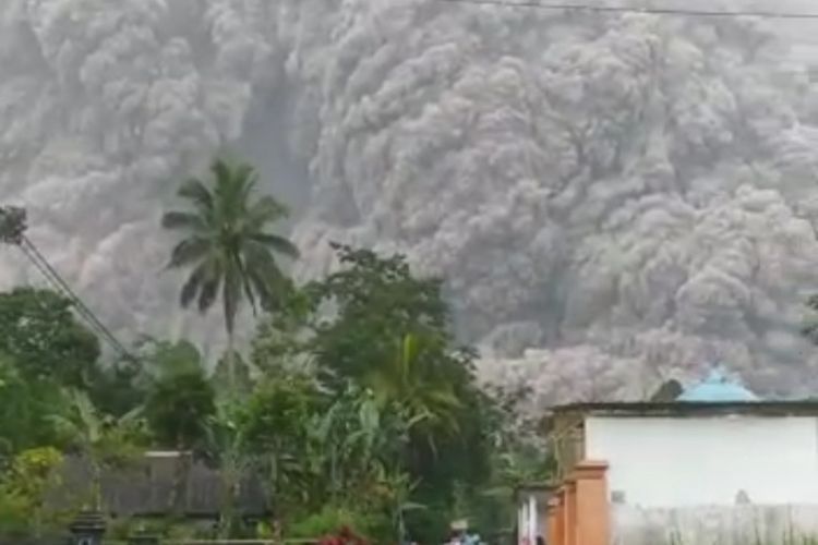 Awan panas guguran yang keluar dari Gunung Semeru, Jawa Timur (kompas.com)