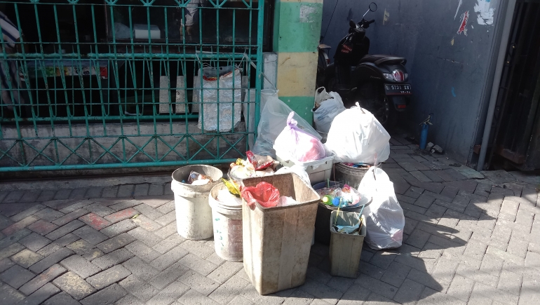 Sampah yang dibuang di kawasan yang sudah ada bank sampahnya di Surabaya. (Dok. Pribadi)