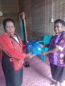 Yuliana Athabu dan keluarga menyerahkan kain Batik kepada Ibu Ibu Diakonia GPI 