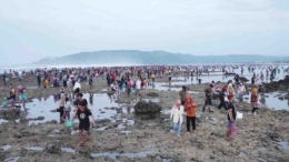 Suasana Bau Nyale di Pantai Seger Kuta Lombok Tengah. (Foto: SuaraNTB/kir)