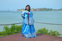 Kompasianer Efa Masriana Butar-Butar kenakan Hanbok dengan latarbelakang Teluk Bumbang dan Pantai Gerupuk. (Foto: Haryadi Ynsyah)