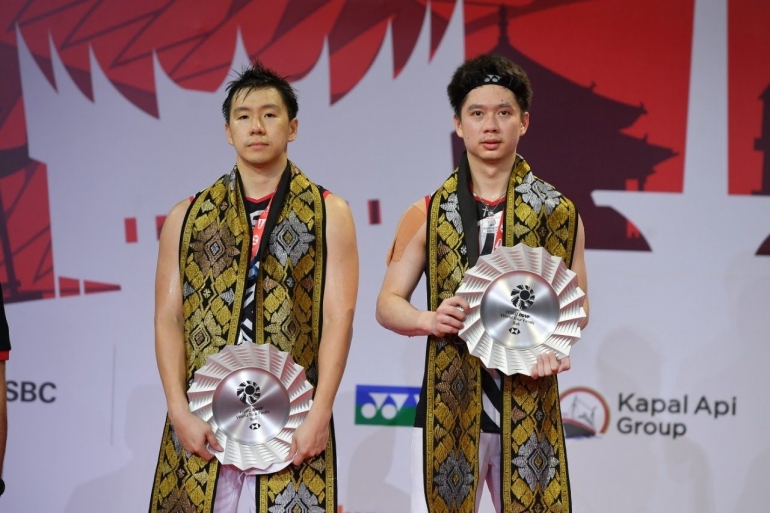 Potret Marcus dan Kevin setelah naik podium di ajang kejuaraan dunia BWF World Tour (sumber: medcom.id)