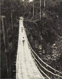 Rintisan jembatan Gladak perak tahun 1893 (leiden.nl)