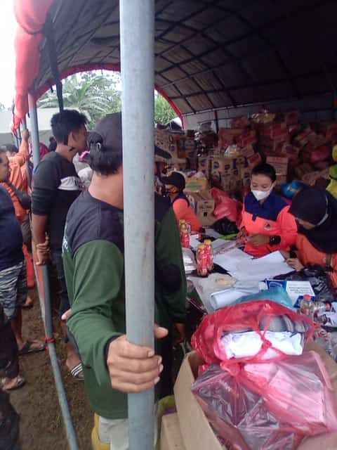 Overload barang konsumsi di tilok pengungsian Sumberwuluh Lumajang (dok TIM Relawan Jaya Wangi)