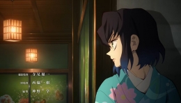 Inosuke yang menguping pembicaraan dua gadis di depan kamar Makio. (sumber : tangkapan layar aplikasi bilibili)