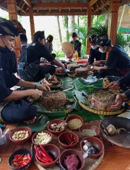 Proses mencacah bahan dalam memasak Ebatan di Desa Wisata Hijau Bilebante Lombok | Foto-foto: dokumentasi pribadi