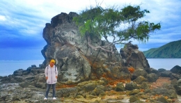 Kembali difotoin Pm Nduut, di karang depan Raja Kuta Mandalika/dokpri