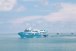 KM Bahari Express berlayar dari Pelabuhan Penyebrangan Gresik menuju Pulau Bawean/klikjatim.com