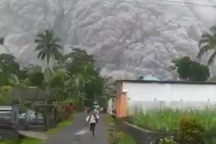 Erupsi gunung Semeru merupakan contoh dari absurditas bencana | Foto diambil dari tangkapan layar via SINDOnews