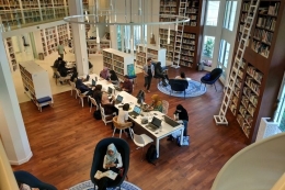 Perpustakaan Erasmus Huis, Jakarta. Sejumlah pengunjung mendatangi perpustakaan itu Kamis (18/7/2019).(KOMPAS.COM/ANASTASIA AULIA)