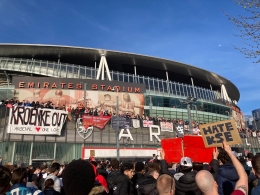 Protes #KroenkeOut oleh pendukung Arsenal (Chris Wheatley)