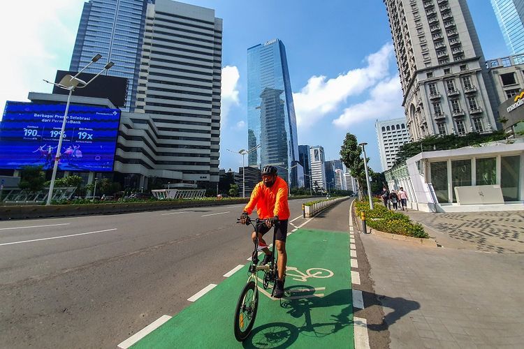 Warga bersepeda di Jalan Jenderal Sudirman, Jakarta, Minggu (26/9/2021), di tengah penerapan PPKM. (Antara Foto/Rivam Awal Lingga via kompascom)
