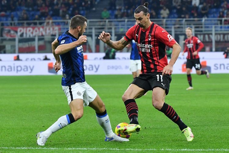 Ketika Inter Milan bersua kontra AC Milan. Foto: AFP/Tiziana Fabi via Kompas.com