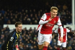 Martin Odegaard pencetak gol Arsenal (Foto AFP/Garetg Coplay via Kompas.com). 