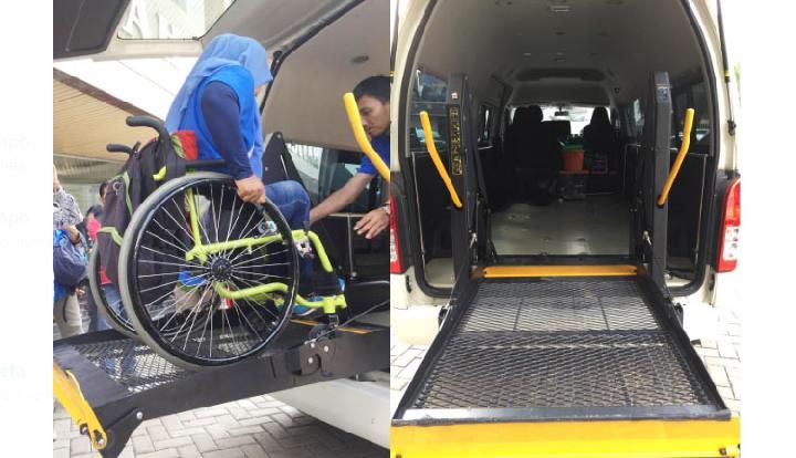 Pengguna kusi roda naik ke dalam bus yang ramah disabilitas|dok. TEMPO/Cheta Nilawaty, dimuat tempo.co