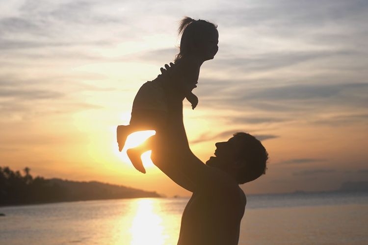 Ilustrasi kasih sayang ayah kepada anak. Sumber: Shutterstock via Kompas.com