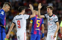 Lewandowski dan Muller melakukan selebrasi gol melawan Barcelona pada leg pertama pengisihan grup di Camp Nou. Foto: FC Barcelona Document