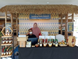  Dalam acara konferensi internasional, juga ada pameran produk kerajinan seperti madu,mutiara, kopi, dan lainnya (dokumentasi pribadi)