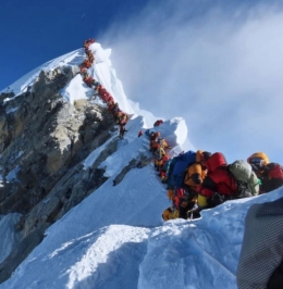 foto viral antrian menuju puncak Everest jepretan Nims. Sumber gambar: hak cipta Nirmal Purja/redbull.com