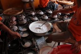 Ilustrasi srabi dimasak di atas arang | Foto via indonesiakaya.com
