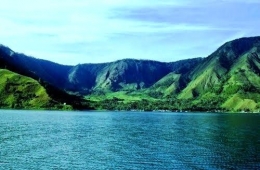 Lembah Sabulan-Sitiotio Kabupaten Samosir sekarang dilihat dari tengah Danau Toba. Ke tempat ini dulu Boru Pareme dibuang keluarganya. Kampung Banuaraja dulu berada agak di hulu lembah (Foto: wantisitohang.blogspot.com)