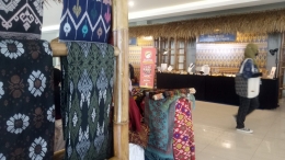 Tenun khas Lombok dan ekraf mutiara, dua jenis buah tangan wajib dari pulau 1000 masjid. Dokpri