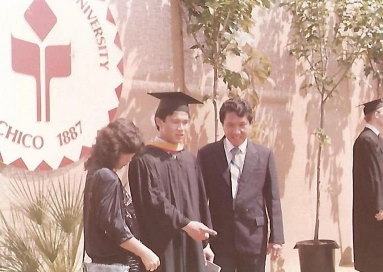 Ket. foto: di usia 21 tahun putra pertama kami lulus Master of Computer Science di California State University/dokumentasi pribadi