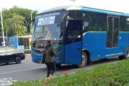 Berbeda dengan transjakarta, inilah penampakan salah satu layanan bus transjabodetabek (foto by widikurniawan)