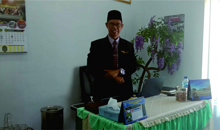 Bapak Dr. H. Lukman Asha, M.Pd., I. di kantor Wakil Direktur Pascasarjana IAIN Curup. (Foto di Ambil Iif Cahyo Tunte) 6/12/2021 