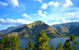 Bukit Sitalmaktalmak, Sihotang  ditatap dari Pulau Samosir (Foto: ilovesamosirisland.blogspot.com)