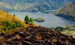 Bukit Batumaranak dengan latarbelakang lembah Tipang, pulau Simamora, dan lembah Bakkara (Foto: pariwisatasumut.net)