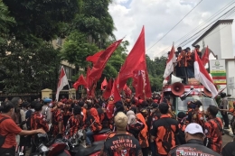 Konvoi massa organisasi massa Pemuda Pancasila (ormas PP). | Kompas/ Wahyu Adityo Prodjo)