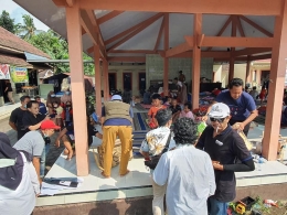 Anggota FKD menyalurkan hasil donasi ke Posko Balai Desa Tumpeng Kec. Candipuro, Lumajang. Foto: Dok. FKD.