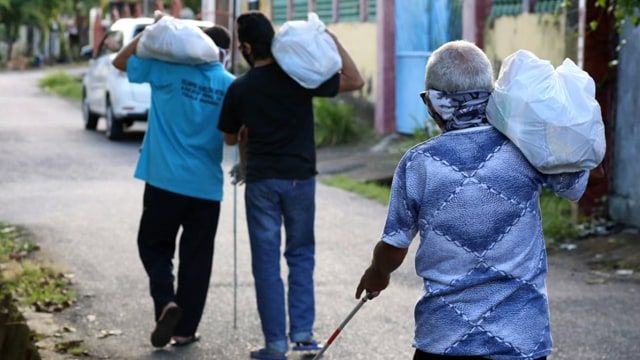 Para Tunanetra menerima Bantuan Sosial pandemi Covid-19 program #MagerWithDCODE Kumparan & Patner 1001 Media di Manado (febry kodongan/manadobacirita)