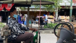 Mbah Prapto Suhardjo duduk diatas andong miliknya di Jalan Malioboro, Kota Yogyakarta, Rabu (24/11/2021). (Foto: Laksita Anaura)
