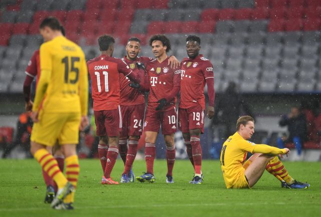 Pemain-pemain Bayern Munchen berselebrasi usai mengalahkan Barcelona 3-0 di matchday terakhir fase grup Liga Champions/Reuters
