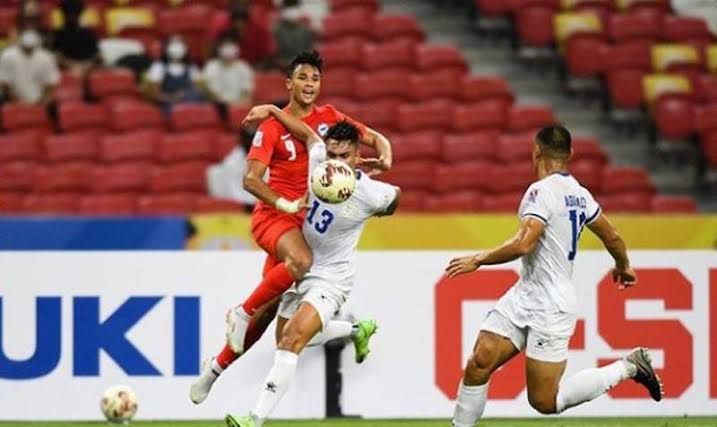 Foto pemain Singapura dan Filipina saling berebut bola | (aset: inews.id)